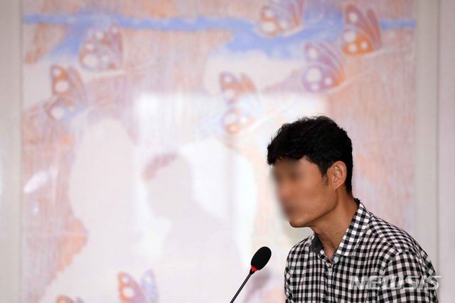 [서울=뉴시스]김선웅 기자 = 경주시청 트라이애슬론 감독 김 모씨가 6일 오전 서울 여의도 국회에서 열린 故 최숙현 선수 사망 사건과 관련해 열린 문화체육관광위원회에 참석해 의원 질의에 답하고 있다. 2020.07.06.&nbsp; mangusta@newsis.com