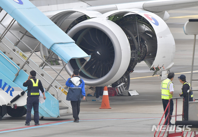 [제주=뉴시스]우장호 기자 = 6일 오전 제주국제공항에 대한항공 KE1952편이 기체 결함으로 회항해 정비를 받고 있다. 이 항공기는 9시18분께 이륙했지만, 엔운항 중 엔진 결함이 발견돼 40분만에 회항했다. 2020.07.06. woo1223@newsis.com