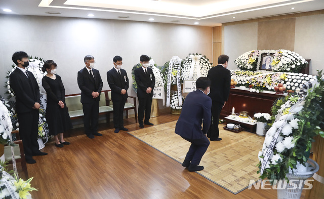 [서울=뉴시스] 이영환 기자 = 형집행정지로 일시적으로 석방된 안희정 전 충남도지사가 6일 오전 서울 종로구 서울대학교병원 장례식장에 마련된 모친의 빈소에서 이낙연 더불어민주당 의원의 조문을 받고 있다. 2020.07.06. photo@newsis.com