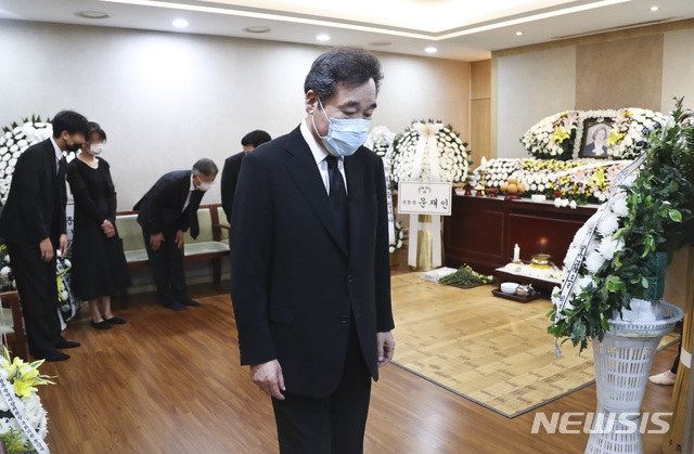 [서울=뉴시스] 이영환 기자 = 이낙연 더불어민주당 의원이 6일 오전 서울 종로구 서울대학교병원 장례식장에 마련된 안희정 전 충남지사의 모친 빈소에서 조문을 마친 후 이동하고 있다. 2020.07.06. photo@newsis.com