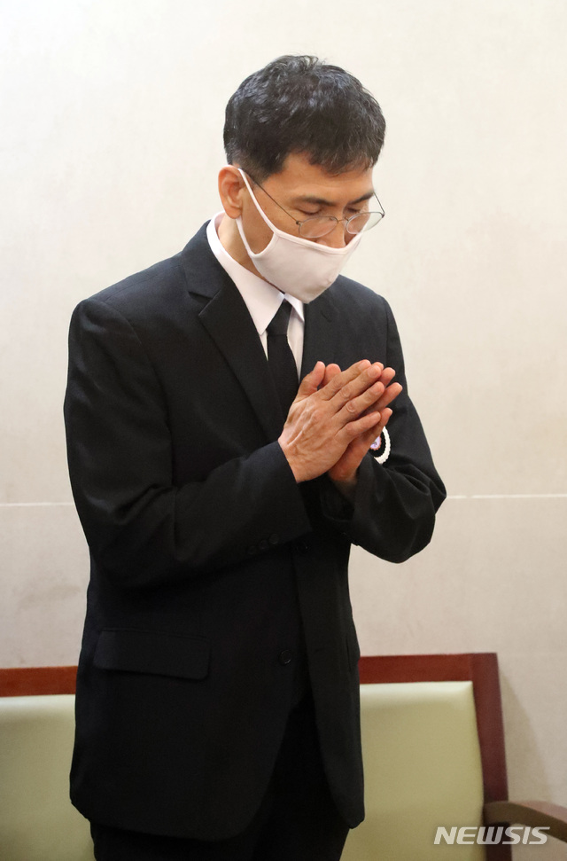[서울=뉴시스] 이영환 기자 = 형집행정지로 일시적으로 석방된 안희정 전 충남도지사가 6일 오전 서울 종로구 서울대학교병원 장례식장에 마련된 모친의 빈소에서 조문객을 맞이하고 있다. 2020.07.06. photo@newsis.com