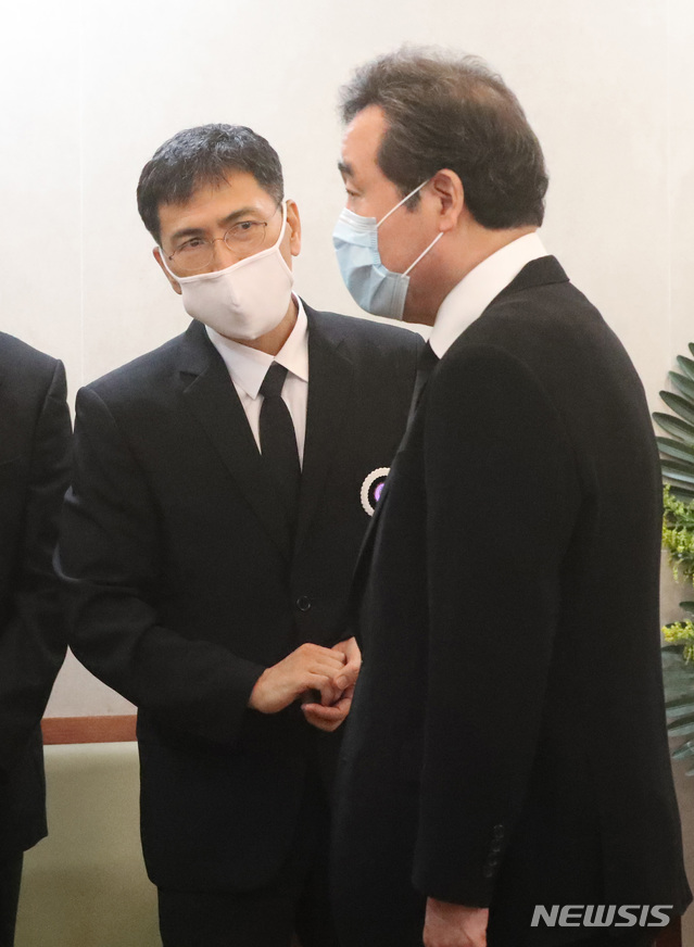 [서울=뉴시스] 이영환 기자 = 형집행정지로 일시적으로 석방된 안희정 전 충남도지사가 6일 오전 서울 종로구 서울대학교병원 장례식장에 마련된 모친의 빈소에서 조문을 온 이낙연 더불어민주당 의원과 대화를 하고 있다. 2020.07.06. photo@newsis.com