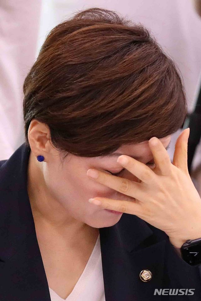 [서울=뉴시스]김선웅 기자 = 임오경 더불어민주당 의원이 6일 오전 서울 여의도 국회에서 열린 故 최숙현 선수 사망 사건과 관련해 열린 문화체육관광위원회에 참석해 질의를 마친 후 눈물을 훔치고 있다. 2020.07.06.&nbsp;&nbsp; mangusta@newsis.com