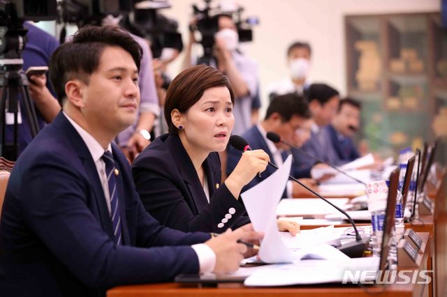 [서울=뉴시스]김선웅 기자 = 임오경 더불어민주당 의원이 6일 오전 서울 여의도 국회에서 열린 故 최숙현 선수 사망 사건과 관련해 열린 문화체육관광위원회에 참석해 질의를 하고 있다. 2020.07.06. mangusta@newsis.com