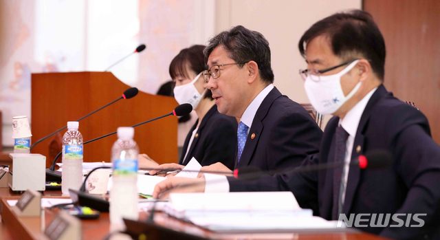 [서울=뉴시스]김선웅 기자 = 박양우 문체부 장관이 6일 오전 서울 여의도 국회에서 열린 故 최숙현 선수 사망 사건과 관련해 열린 문화체육관광위원회에 참석해 의원 질의에 답변하고 있다. 2020.07.06. mangusta@newsis.com