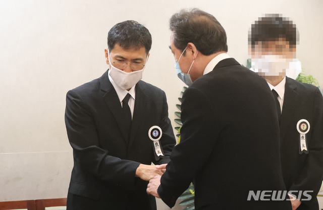 [서울=뉴시스] 이영환 기자 = 형집행정지로 일시적으로 석방된 안희정 전 충남도지사가 6일 오전 서울 종로구 서울대학교병원 장례식장에 마련된 모친의 빈소에서 조문을 온 이낙연 더불어민주당 의원과 대화를 하고 있다. 2020.07.06. photo@newsis.com