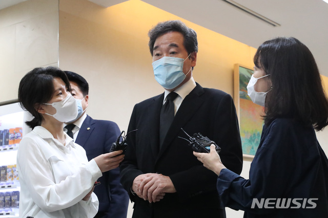 [서울=뉴시스] 이영환 기자 = 이낙연 더불어민주당 의원이 6일 오전 서울 종로구 서울대학교병원 장례식장에 마련된 안희정 전 충남지사의 모친 빈소에서 조문을 마친 후 취재진의 질문에 답하고 있다. 2020.07.06. photo@newsis.com