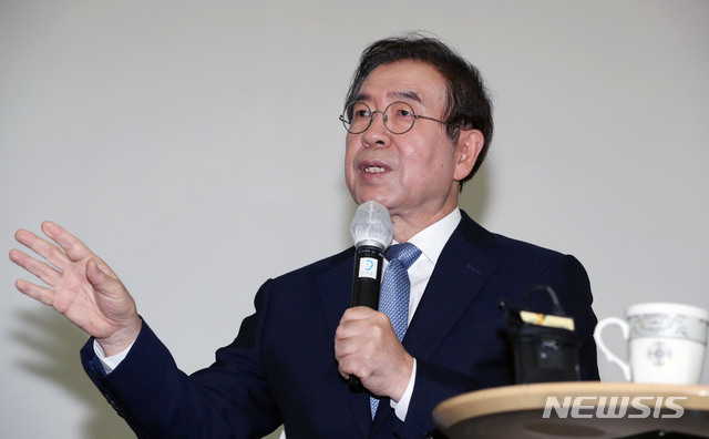 [서울=뉴시스]홍효식 기자 = 박원순 서울시장이 6일 서울 중구 서울시청 시민청 태평홀에서 민선7기 2주년 기자간담회를 하고 있다. 2020.07.06.&nbsp; yesphoto@newsis.com