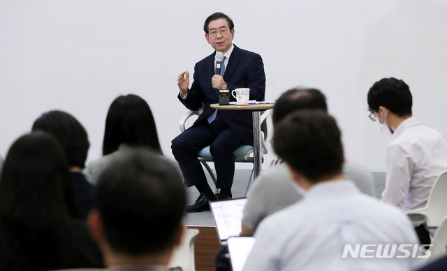 [서울=뉴시스]홍효식 기자 = 박원순 서울시장이 6일 서울 중구 서울시청 시민청 태평홀에서 민선7기 2주년 기자간담회를 하고 있다. 2020.07.06. yesphoto@newsis.com