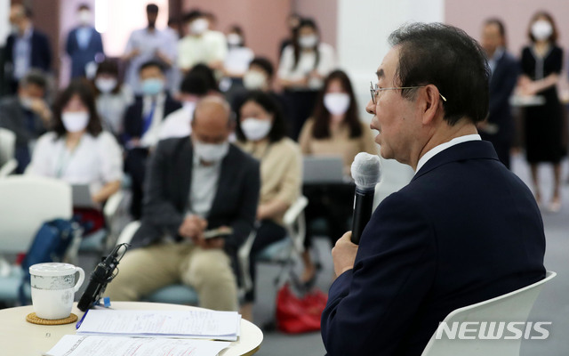 [서울=뉴시스]홍효식 기자 = 박원순 서울시장이 6일 서울 중구 서울시청 시민청 태평홀에서 민선7기 2주년 기자간담회를 하고 있다. 2020.07.06.&nbsp; yesphoto@newsis.com