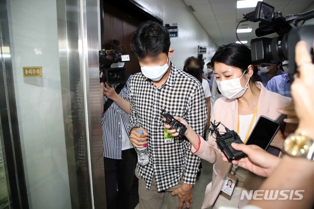 [서울=뉴시스]김선웅 기자 = 가해자로 지목된 경주시청 트라이애슬론 감독 김 모씨와 선수들이 6일 오전 서울 여의도 국회에서 열린 故 최숙현 선수 사망 사건과 관련해 열린 문화체육관광위원회 참석을 마친 후 이동하고 있다 2020.07.06.&nbsp; mangusta@newsis.com 