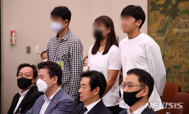 [서울=뉴시스]김선웅 기자 = 가해자로 지목된 경주시청 트라이애슬론 감독 김 모씨와 선수들이 6일 오전 서울 여의도 국회에서 열린 故 최숙현 선수 사망 사건과 관련해 열린 문화체육관광위원회에 참석해 의원 질의에 답변하고 있다. 2020.07.06.&nbsp; mangusta@newsis.com