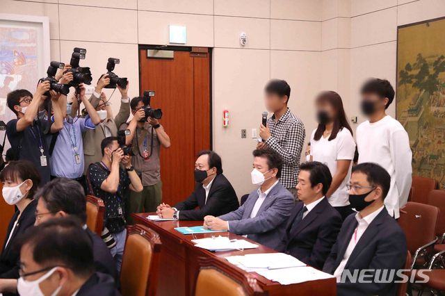 [서울=뉴시스]김선웅 기자 = 가해자로 지목된 경주시청 트라이애슬론 감독 김 모씨와 선수들이 6일 오전 서울 여의도 국회에서 열린 故 최숙현 선수 사망 사건과 관련해 열린 문화체육관광위원회에 참석해 의원 질의에 답변하고 있다. 2020.07.06.&nbsp; mangusta@newsis.com