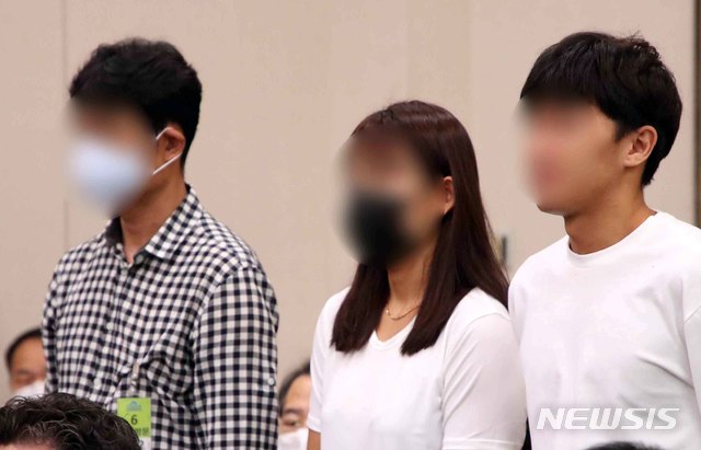 [서울=뉴시스]김선웅 기자 = 가해자로 지목된 경주시청 트라이애슬론 감독 김 모씨와 선수들이 6일 오전 서울 여의도 국회에서 열린 故 최숙현 선수 사망 사건과 관련해 열린 문화체육관광위원회에 참석해 의원 질의에 답변하고 있다. 2020.07.06.&nbsp; mangusta@newsis.com 