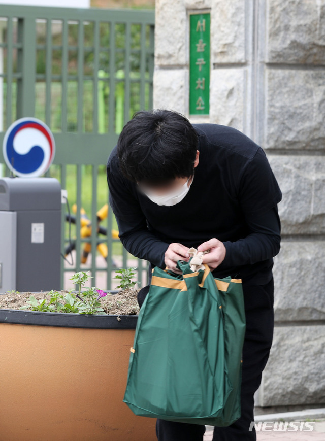 [의왕=뉴시스]홍효식 기자 = 세계 최대 아동 성 착취물 사이트 '웰컴 투 비디오' 운영자인 손정우 씨가 6일 오후 미국 송환 불허 결정으로 석방돼 경기도 의왕시 서울구치소를 나서고 있다. 2020.07.06. yesphoto@newsis.com