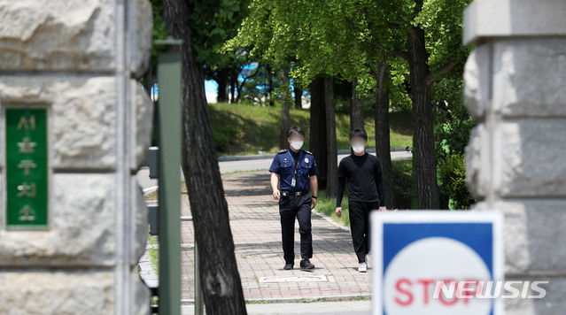 [의왕=뉴시스]홍효식 기자 = 세계 최대 아동 성 착취물 사이트 '웰컴 투 비디오' 운영자인 손정우 씨가 6일 오후 미국 송환 불허 결정으로 석방돼 경기도 의왕시 서울구치소를 나서고 있다. 2020.07.06. yesphoto@newsis.com