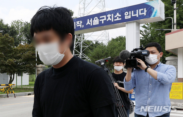 [의왕=뉴시스]홍효식 기자 = 세계 최대 아동 성 착취물 사이트 '웰컴 투 비디오' 운영자인 손정우 씨가 6일 오후 미국 송환 불허 결정으로 석방돼 경기도 의왕시 서울구치소를 나서고 있다. 2020.07.06. yesphoto@newsis.com