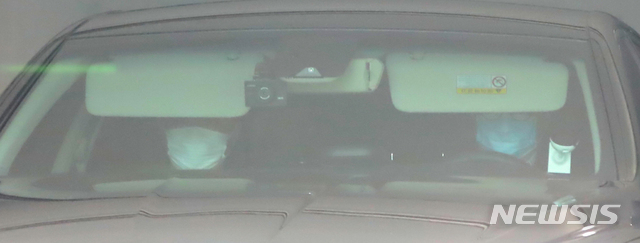 [서울=뉴시스] 조수정 기자 = 윤석열 검찰총장이 탄 관용차량이 6일 오후 서울 서초동 대검찰청을 나서고 있다. 윤총장은 빠르면 6일 검언 유착 의혹 사건과 관련 '손을 떼라'는 취지의 추미애 법무부 장관 수사지휘에 대한 입장을 내 놓을 것으로 보인다. 2020.07.03. chocrystal@newsis.com