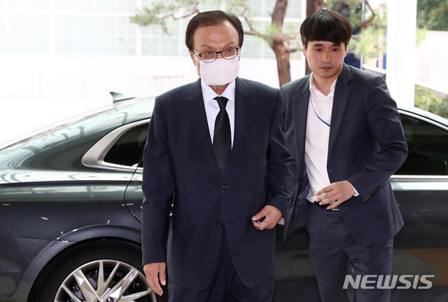 [서울=뉴시스] 이영환 기자 = 이해찬 더불어민주당 대표가 6일 오후 서울 종로구 서울대학교병원 장례식장에 마련된 안희정 전 충남지사의 모친 빈소 조문을 위해 장례식장으로 들어서고 있다. 2020.07.06.&nbsp; 20hwan@newsis.com