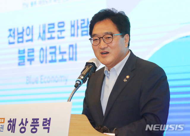 [서울=뉴시스] 김진아 기자 = 우원식 더불어민주당 의원이 6일 서울 여의도 국회도서관에서 열린 전남 서남권 해상풍력 산업생태계 조성 국회 포럼에서 개회사를 하고 있다. 2020.07.06. bluesoda@newsis.com