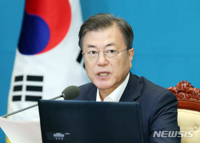 [서울=뉴시스]박영태 기자 = 문재인 대통령이 6일 오후 청와대에서 열린 수석 보좌관 회의에 참석해 발언하고 있다. 2020.07.06.since1999@newsis.com