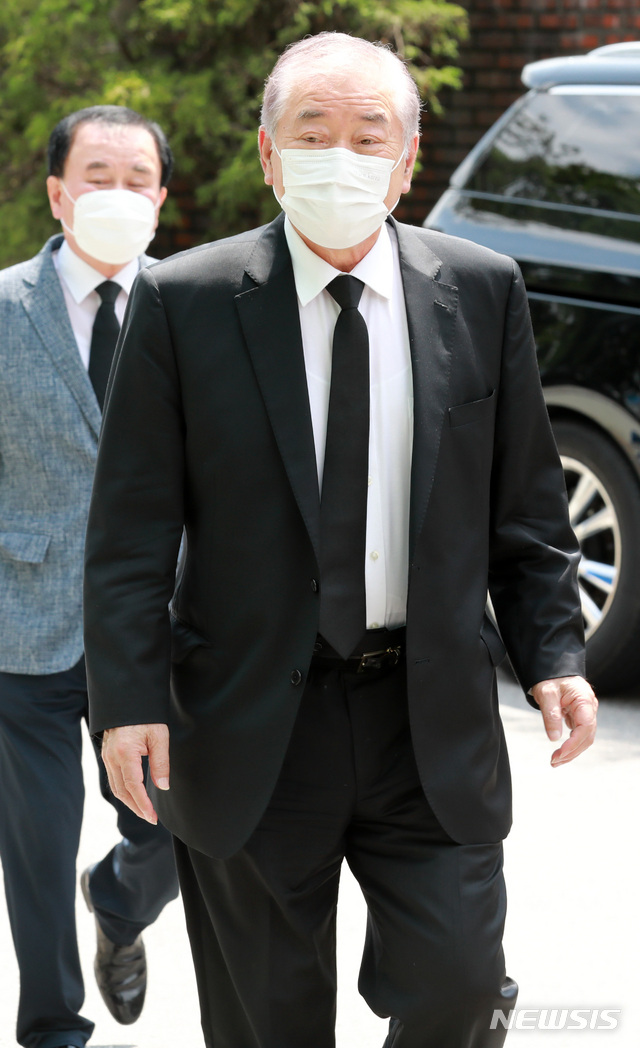 [서울=뉴시스] 이영환 기자 = 문정인 대통령 통일외교안보특보가 6일 오후 서울 종로구 서울대학교병원 장례식장에 마련된 안희정 전 충남지사의 모친 빈소 조문을 위해 장례식장으로 들어서고 있다. 2020.07.06. 20hwan@newsis.com