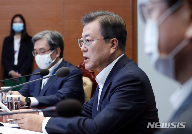 [서울=뉴시스]박영태 기자 = 문재인 대통령이 6일 오후 청와대에서 열린 수석 보좌관 회의에 참석해 발언하고 있다. 2020.07.06. since1999@newsis.com