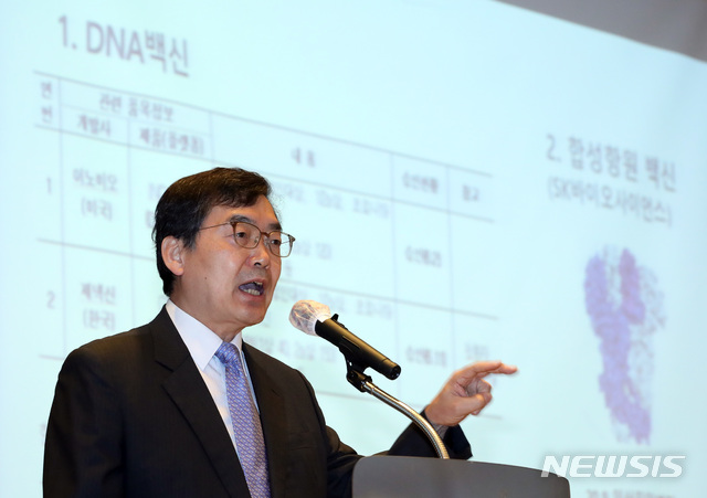 [서울=뉴시스] 전진환 기자 = 성백린 연세대 생명공학과 교수가 코로나19 이후 세계경제 전망과 한국의 대응 세미나가 열린 6일 오후 서울 여의도 전경련회관 컨퍼런스센터에서 '코로나19 백신, 치료제 개발 전망'을 주제로 기조연설을 하고 있다. 2020.07.06.&nbsp;&nbsp; amin2@newsis.com 