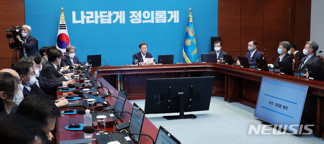 [서울=뉴시스]박영태 기자 = 문재인 대통령이 6일 오후 청와대에서 열린 수석 보좌관 회의에 참석해 발언하고 있다. 2020.07.06. since1999@newsis.com