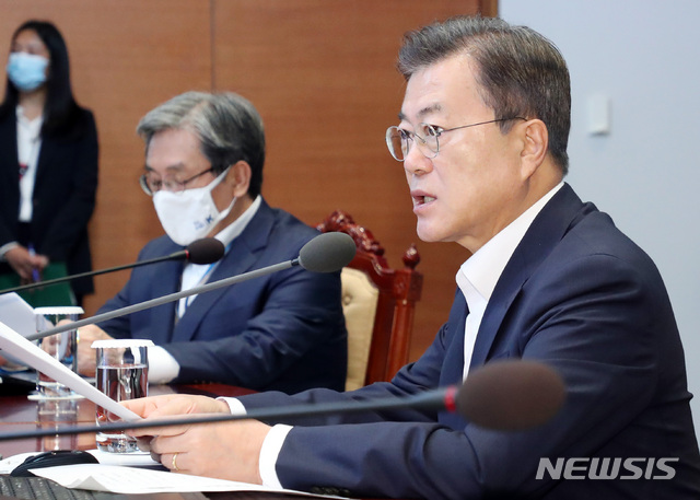 [서울=뉴시스]박영태 기자 = 문재인 대통령이 6일 오후 청와대에서 열린 수석 보좌관 회의에 참석해 발언하고 있다. 2020.07.06.since1999@newsis.com
