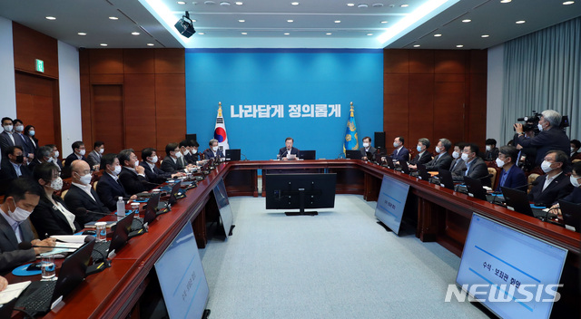 [서울=뉴시스]박영태 기자 = 문재인 대통령이 6일 오후 청와대에서 열린 수석 보좌관 회의에 참석해 발언하고 있다. 2020.07.06. since1999@newsis.com
