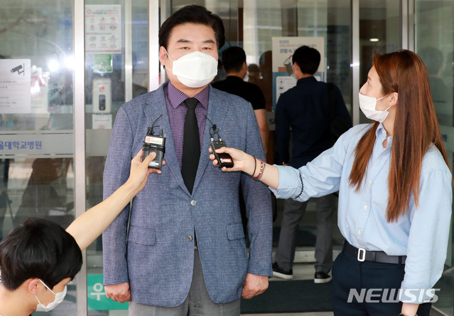 [서울=뉴시스] 이영환 기자 = 원유철 미래한국당 전 대표가 6일 오후 서울 종로구 서울대학교병원 장례식장에 마련된 안희정 전 충남지사의 모친 빈소 조문을 마친 후 장례식장을 나서고 있다. 2020.07.06. 20hwan@newsis.com