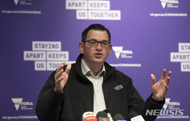 [멜버른=AP/뉴시스] 대니얼 앤드루스 빅토리아주 주총리가 6일(현지시간) 호주 멜버른에서 코로나19 재확산으로 6주간 봉쇄조치를 취하게 된데 대한 언론 브리핑을 하고 있다. 2020.07.07