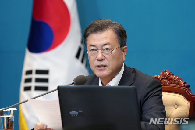 [서울=뉴시스]박영태 기자 = 문재인 대통령이 6일 오후 청와대에서 열린 수석 보좌관 회의에 참석해 발언하고 있다. 2020.07.06. since1999@newsis.com