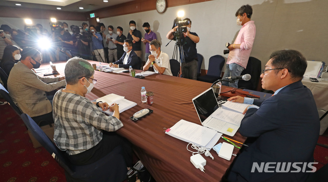 [서울=뉴시스]고승민 기자 = 고 최숙현 선수 사망사건과 관련해 6일 서울 올림픽파크텔에서 열린 철인3종협회 스포츠공정위원회에서 안영주 스포츠공정위원장이 발언하고 있다. 2020.07.06.&nbsp; photo@newsis.com