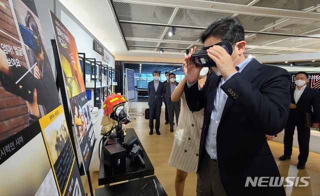 [서울=뉴시스]이재용 삼성전자 부회장이 6일 경기도 삼성전자 수원사업장에 위치한 C랩 갤러리를 찾아 사내 스타트업 '릴루미노' 기술을 체험하고 있다. '릴루미노'는 VR기술을 이용한 시각장애인 시각 보조 솔루션이다. (사진=삼성전자 제공) 2020.07.06. photo@newsis.com