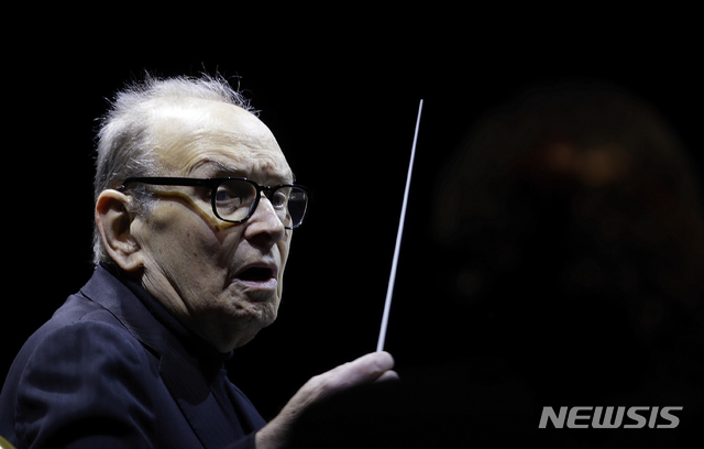 [로마=AP/뉴시스]영화음악의 거장 엔니오 모리코네가 6일(현지시간) 이탈리아 로마의 한 병원에서 사망했다. 향년 91세. 마카로니웨스턴의 상징인 영화 '좋은 놈, 나쁜 놈, 추한 놈', 브라이언 드 팔마 감독의 '언터처블'과 같은 영화의 음악으로 유명한 모리코네는 낙상으로 인한 골절상으로 치료를 받던 중 타계했다. 사진은 2018년 3월 6일 모리코네가 이탈리아 밀라노에서 열린 음악회에서 지휘하는 모습. 2020.07.06.