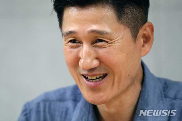 [서울=뉴시스] 박진희 기자 = 신간 '다시 태어나도 경찰' 저자 이대우 춘천경찰서 형사과장이 지난 6일 오전 서울 중구 뉴시스 본사에서 인터뷰를 하고 있다. 2020.07.10. pak7130@newsis.com