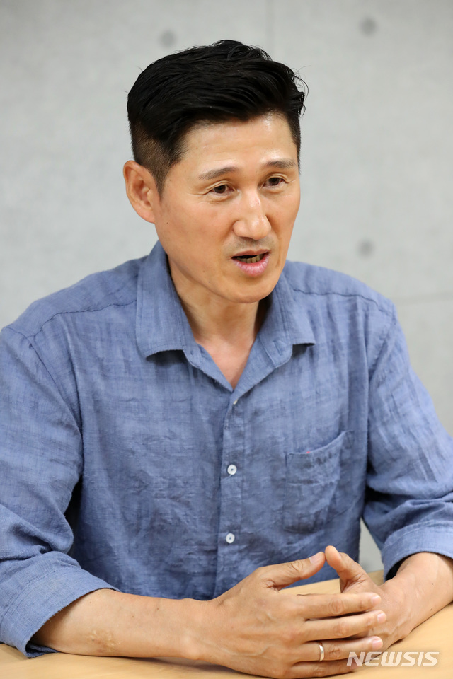 [서울=뉴시스] 박진희 기자 = 신간 '다시 태어나도 경찰' 저자 이대우 춘천경찰서 형사과장이 지난 6일 오전 서울 중구 뉴시스 본사에서 인터뷰를 하고 있다. 2020.07.10. pak7130@newsis.com