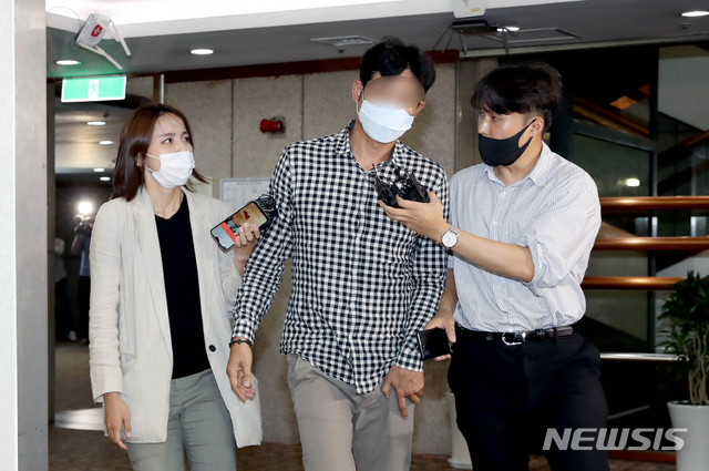 [서울=뉴시스]고승민 기자 = 고 최숙현 선수 사망사건과 관련해 6일 서울 올림픽파크텔에서 열린 철인3종협회 스포츠공정위원회에 김규봉 경주시청 트라이애슬론팀 감독이 들어서고 있다. 2020.07.06. kkssmm99@newsis.com