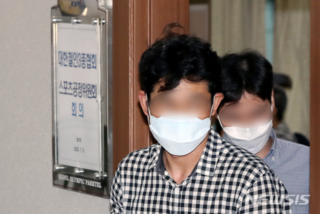 [서울=뉴시스]고승민 기자 = 김규봉(왼쪽) 경주시청 트라이애슬론 감독이 6일 서울 송파구 올림픽파크텔에서 열린 철인3종협회 스포츠공정위원회 출석을 마친 뒤 회의실을 나서고 있다. 2020.07.06.&nbsp; kkssmm99@newsis.com 