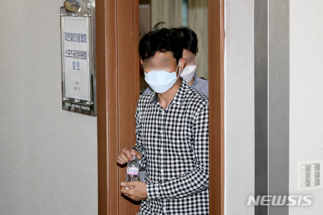 [서울=뉴시스]고승민 기자 = 김규봉 경주시청 트라이애슬론 감독이 6일 서울 송파구 올림픽파크텔에서 열린 철인3종협회 스포츠공정위원회 출석을 마친 뒤 회의실을 나서고 있다. 2020.07.06. kkssmm99@newsis.com