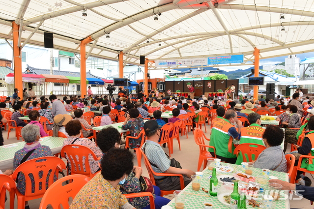 [봉화=뉴시스] 김진호 기자 = 봉화군 춘양면 억지춘양시장 토요먹거리장터에서 방문객들이 공연을 보고 있다. (사진=봉화군 제공) 2020.07.07 photo@newsis.com&nbsp; 