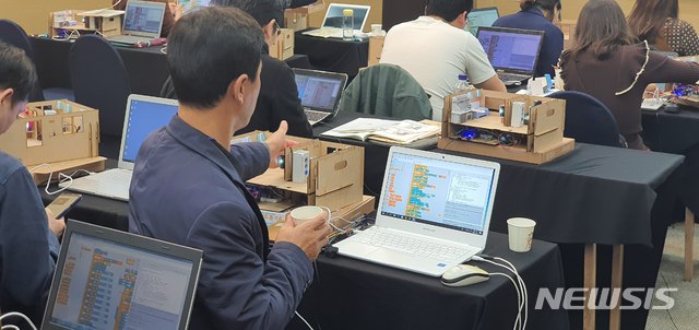 [안동=뉴시스] 지난해 12월 경주 더케이호텔에서 교원들이 사물인터넷 관련 연수를 받고 있다. (사진=경북교육청 제공) 2020.07.07