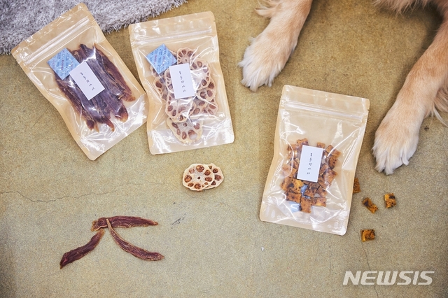 [서울=뉴시스] '복슬강아지' 무항생제 오리안심 육포와 연근오리칩. (사진=마켓컬리 제공)