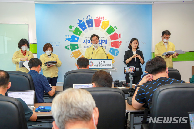 [당진=뉴시스]이종익 기자 = 김홍장 당진시장이 7일 오전 코로나19 확진자 발생에 따른 긴급 브리핑을 하고 있다.(사진=당진시 제공) photo@newsis.com 