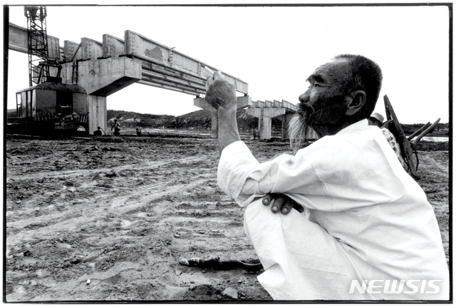 [서울=뉴시스] 1970년 7월 7일 경부고속도로 전 구간이 개통된 지 올해로 50년이 지났다. 경부고속도로 공사 현장. 2020.7.7 (사진=한국도로공사 제공)