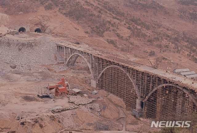 [서울=뉴시스] 1970년 7월 7일 경부고속도로 전 구간이 개통된 지 올해로 50년이 지났다. 사진은 대전육교 건설 당시 모집. 2020.7.7 (사진=한국도로공사 제공)