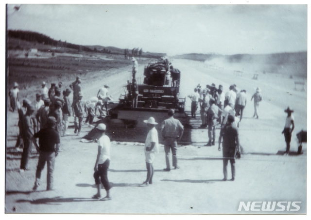 [서울=뉴시스] 1970년 7월 7일 경부고속도로 전 구간이 개통된 지 올해로 50년이 지났다. 사진은 1960년대 경부고속도로 공사 현장. 2020.7.7 (사진=한국도로공사 제공)