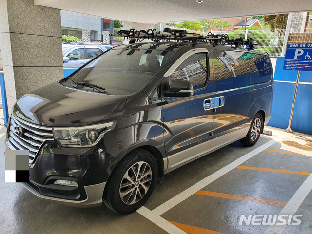 경주시청 트라이애슬론 팀이 훈련 이동 시 사용한 것으로 보이는 승합차. 